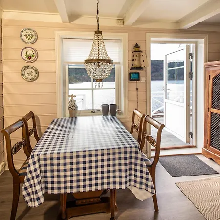 Sjohuset Holiday home